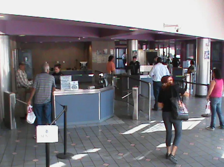 Detienen a mujer con drogas