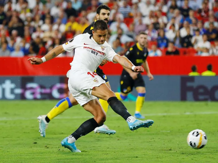 'Chicharito' confirma su romance con el gol en Europa League