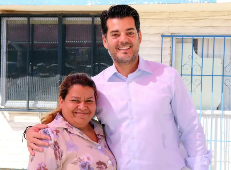 Entregan becas a beneficiarios