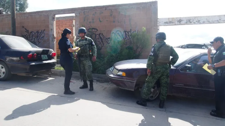 Retiran carros chatarra en colonia