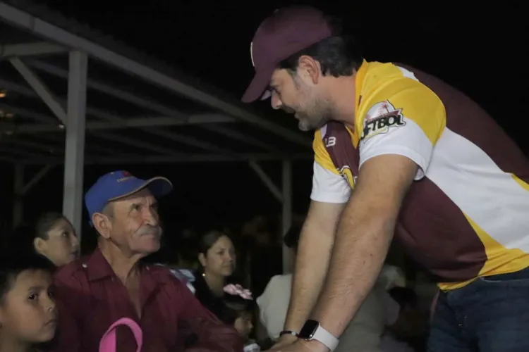 Atiende Alcalde a vecinos de Pueblo Nuevo