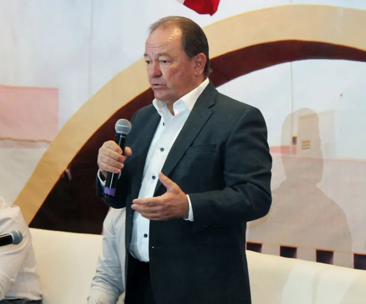 Recibe Alcalde a Senador Bours