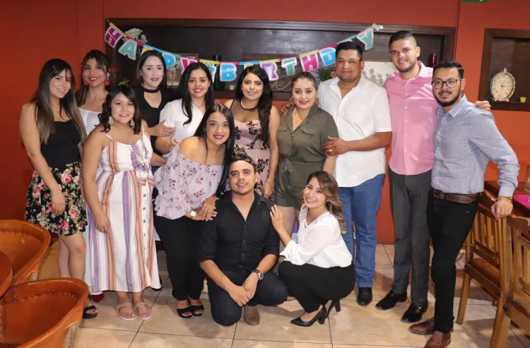 Le cantan las mañanitas a Jazmín