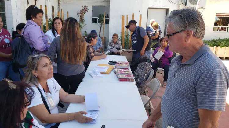 Entregan apoyos a Programa “65 y Más”