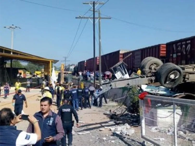 Terrible choque entre ferrocarril y autobús deja al menos 9 muertos