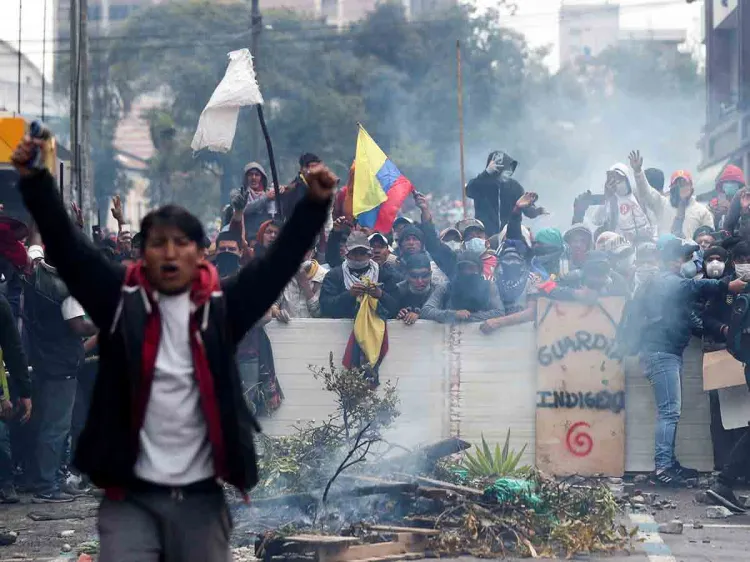 Policías y manifestantes se enfrentan en calles de Ecuador