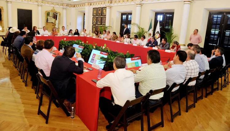 Hace Gobernadora equipo para atraer más recursos