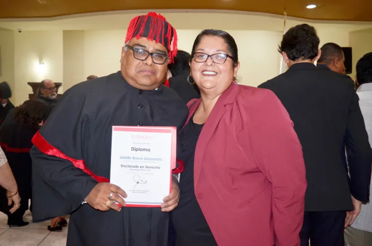 Adolfo Bravo concluye Doctorado en Derecho