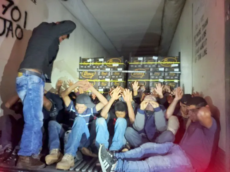 Llevaba trailero a 32 indocumentados