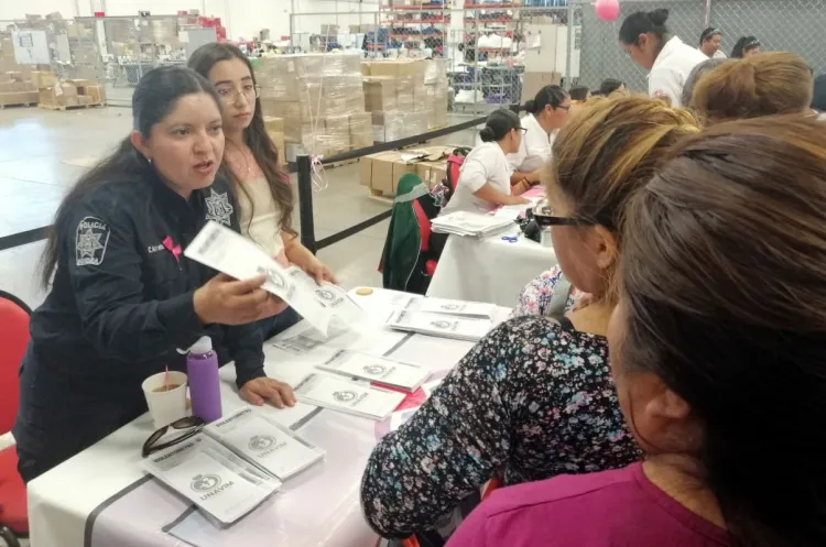 Llevan orientación a trabajadoras de Evans