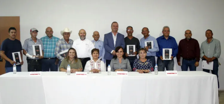 Entregan apoyos a maestros en Santa Ana