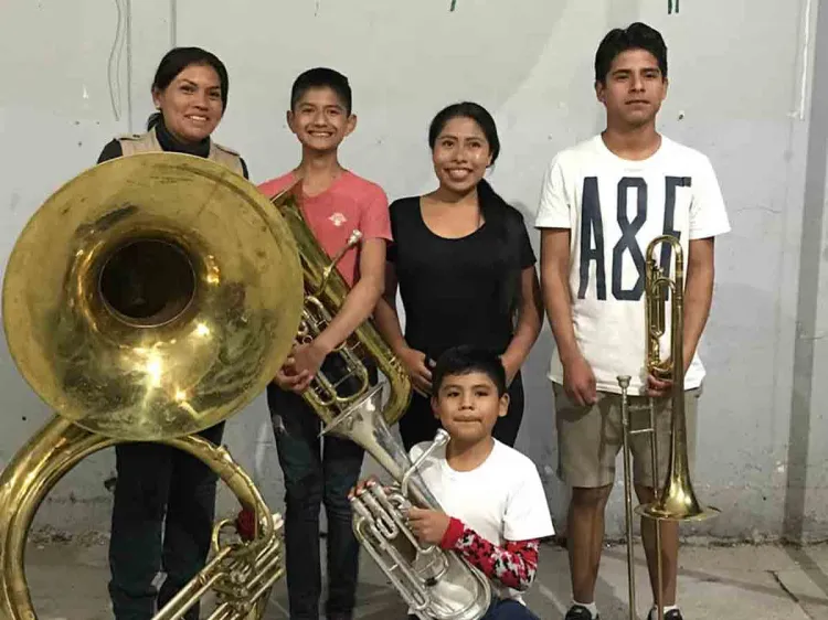 Como toda una diva, Yalitza Aparicio regresa a su tierra