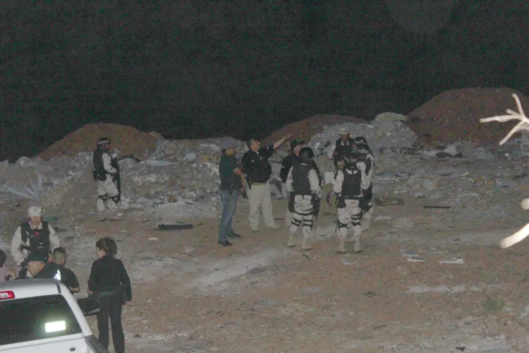 Balean casa desde auto en movimiento