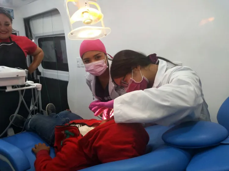 Dan atención de salud a nogalenses