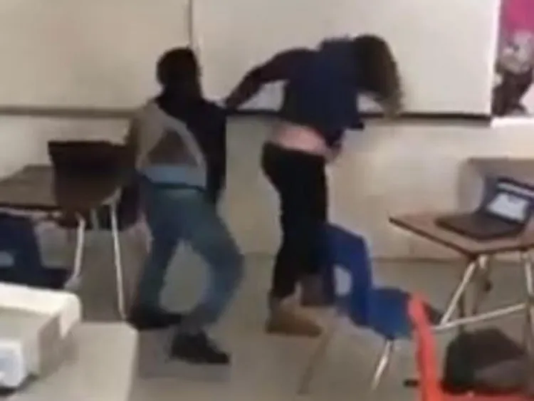 Captan brutal pelea entre maestra y alumno en salón de clases
