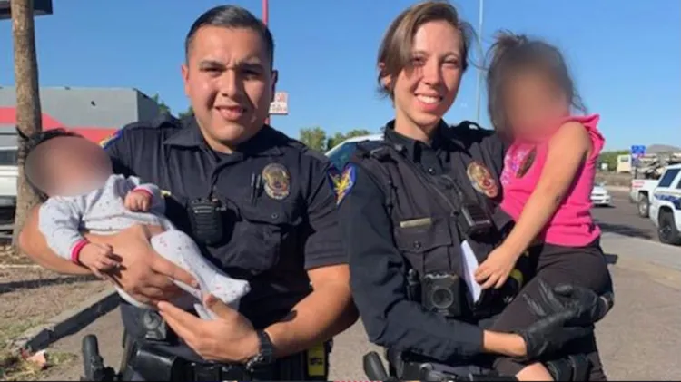 Roba vehículo con niños a bordo