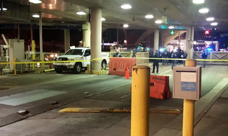 Cierran garita hacia México