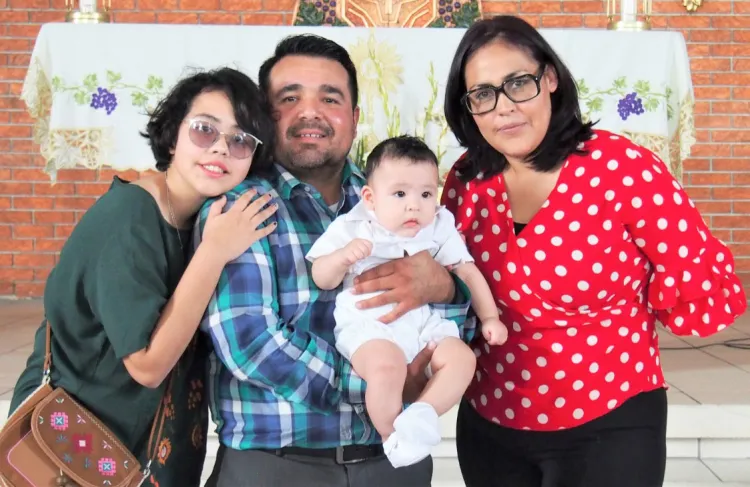 Héctor Luque recibe su Primer Sacramento