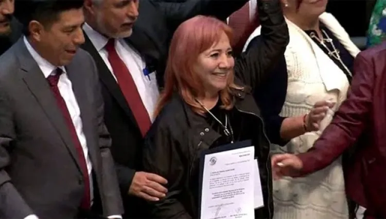 Rosario Piedra rinde protesta entre gritos y jaloneos