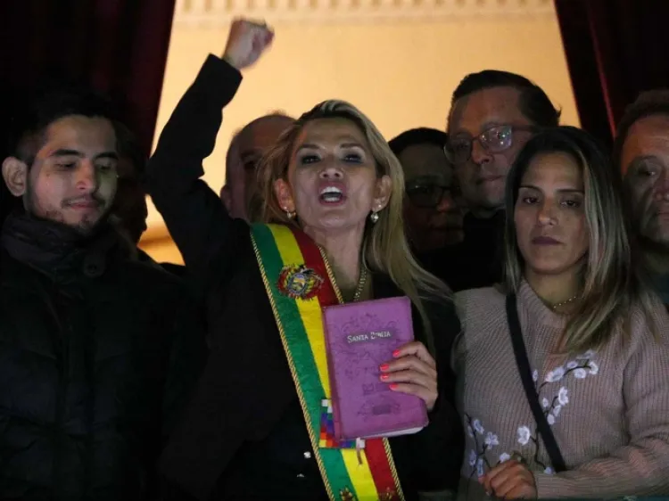 Presidenta interina llega a casa de gobierno en Bolivia