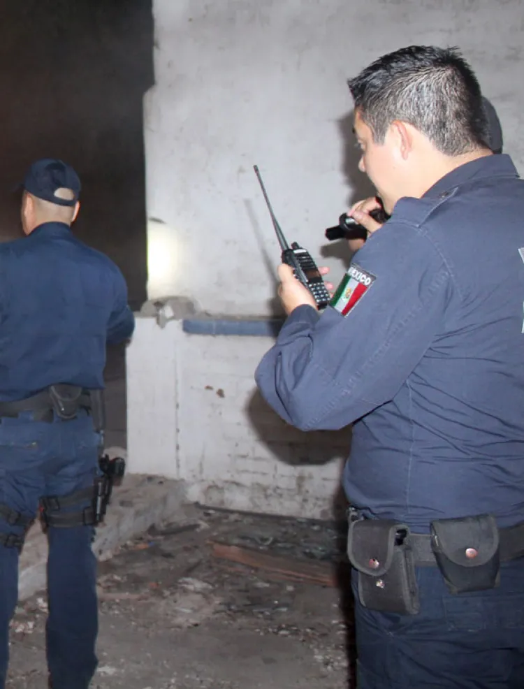 Se niega al arresto e insulta a agentes