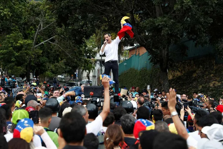 Llama Guaidó a protestar hasta que caiga Maduro