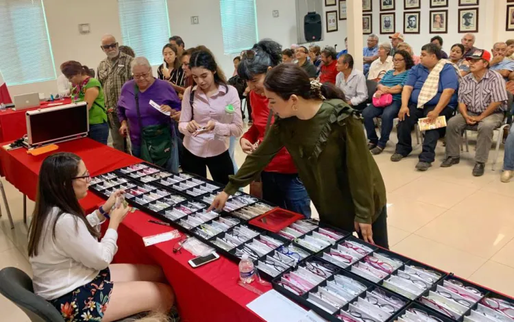 Reciben nogalenses apoyos visuales