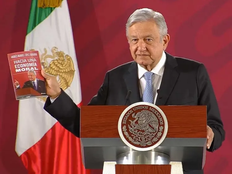Presenta López Obrador su nuevo libro, base para la 4T
