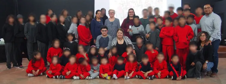 Entregan ropa invernal en albergues