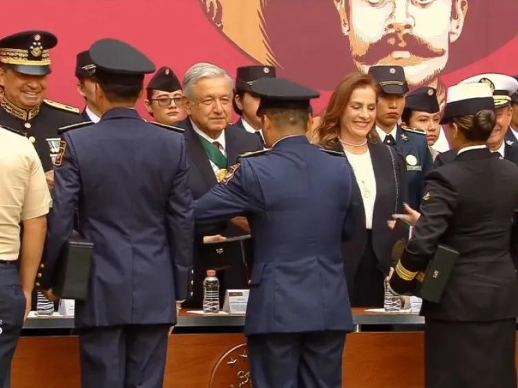 Entrega López Obrador condecoraciones y ascensos a militares y marinos