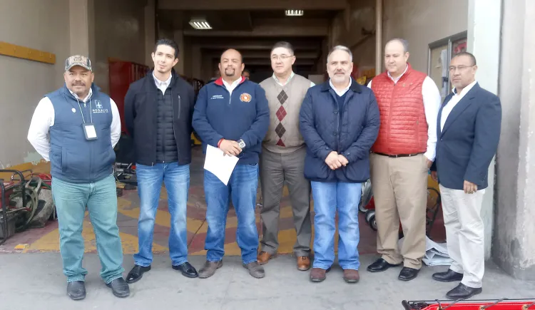 Entregan equipo a los bomberos