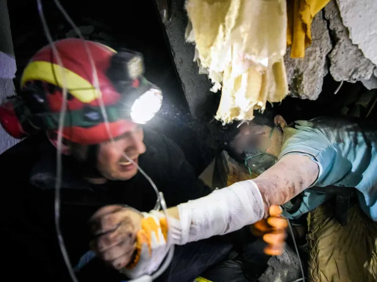 Suman ya 40 muertos y 650 heridos tras sismo en Albania