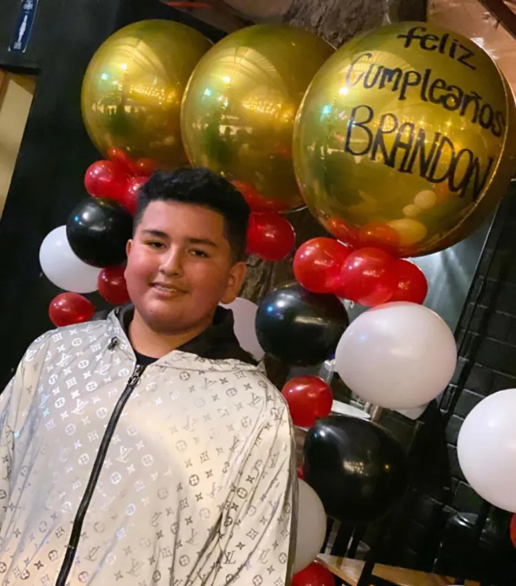 Festejan amigos cumpleaños a Brandon