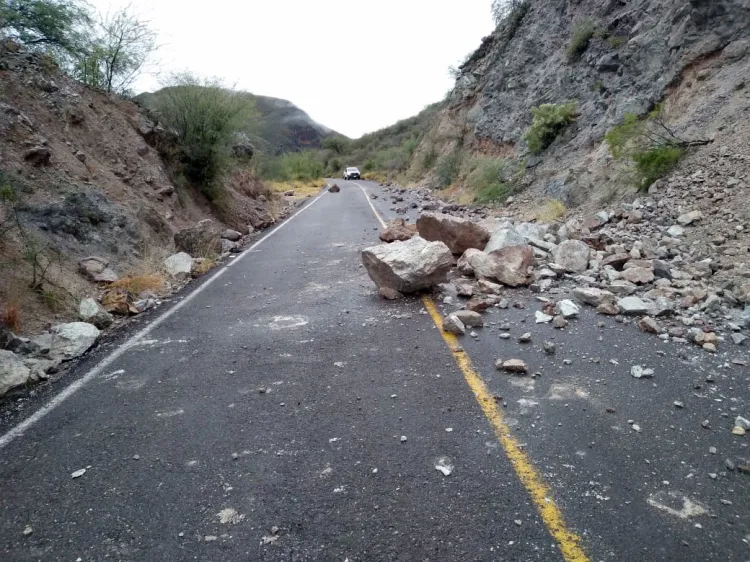 Atienden deslaves provocados por las lluvias