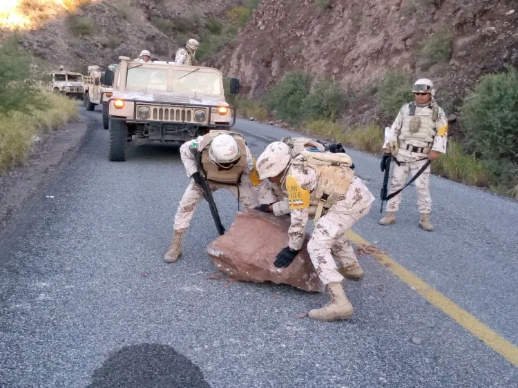 Desalojan rocas  de la carretera