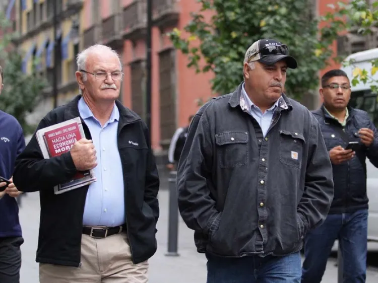 Reciben a familias LeBarón y Langford en Palacio Nacional
