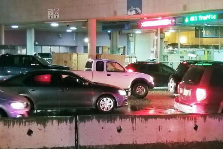 Continúan cierres de carriles en las garitas
