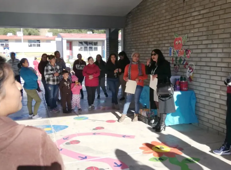 Entregan apoyos a Jardín de Niños