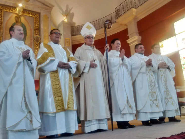Ordena Obispo a cuatro Sacerdotes y un Diácono