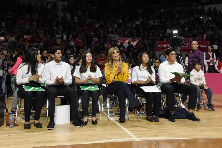 Entrega Gobernadora miles de becas