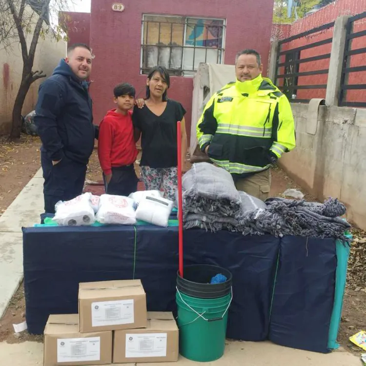 Entregan apoyos a personas vulnerables