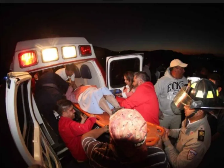En choque se desprende techo de bus y pasajeros salen expulsados
