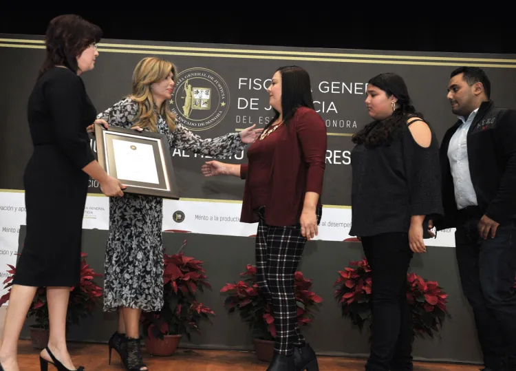 Reconocen a funcionarios de la FGES