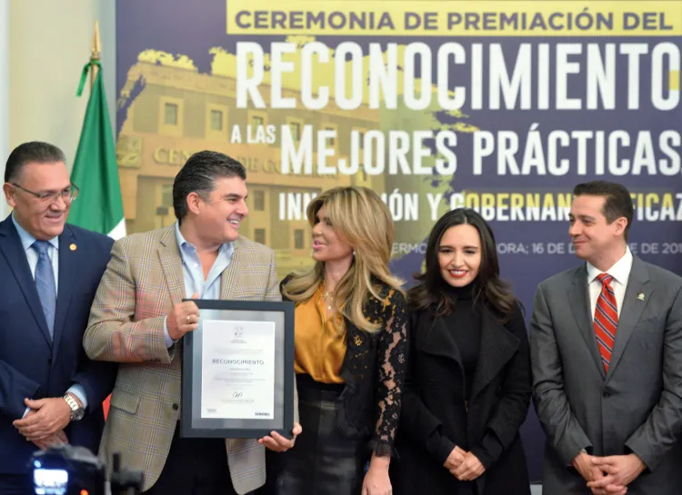 Premian a servidores públicos de Sonora