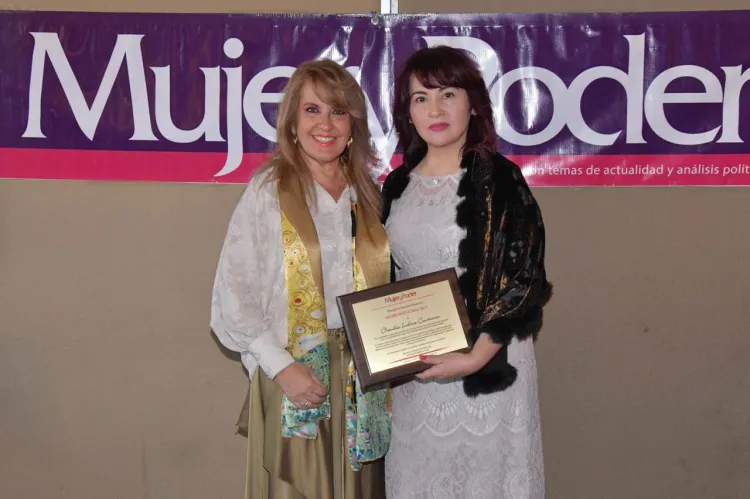 Nombran Mujer del Año a la Fiscal del Estado