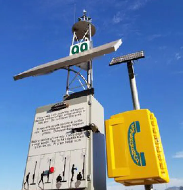 Rescatan a familia de migrantes