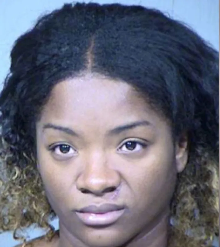 Abandona a hijos por irse de fiesta con amigas