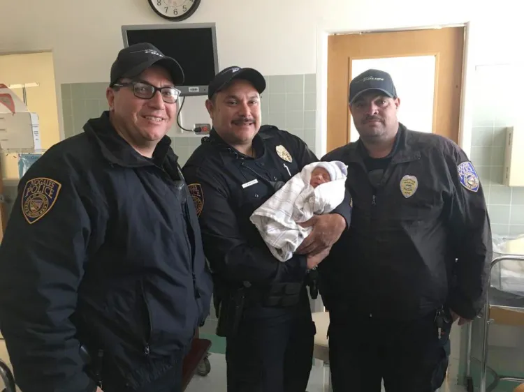 Apoyan policías en parto