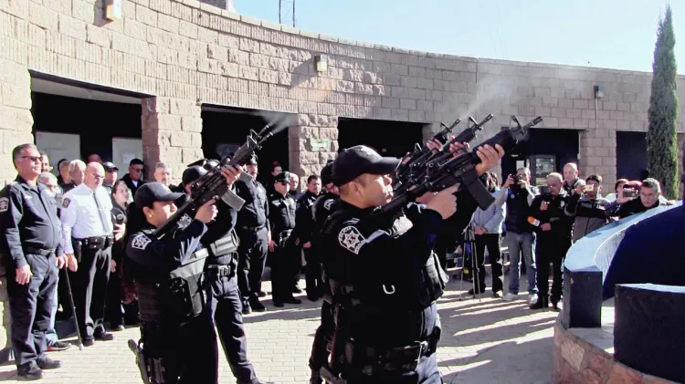 Festeja Alcalde a policías en su día