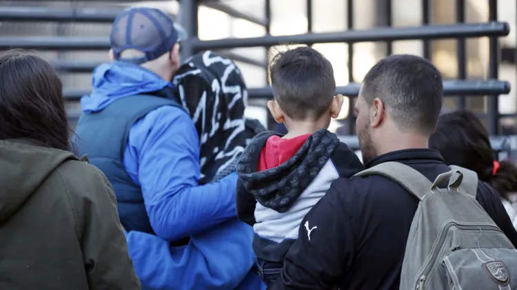 Esperarán en Nogales por asilo